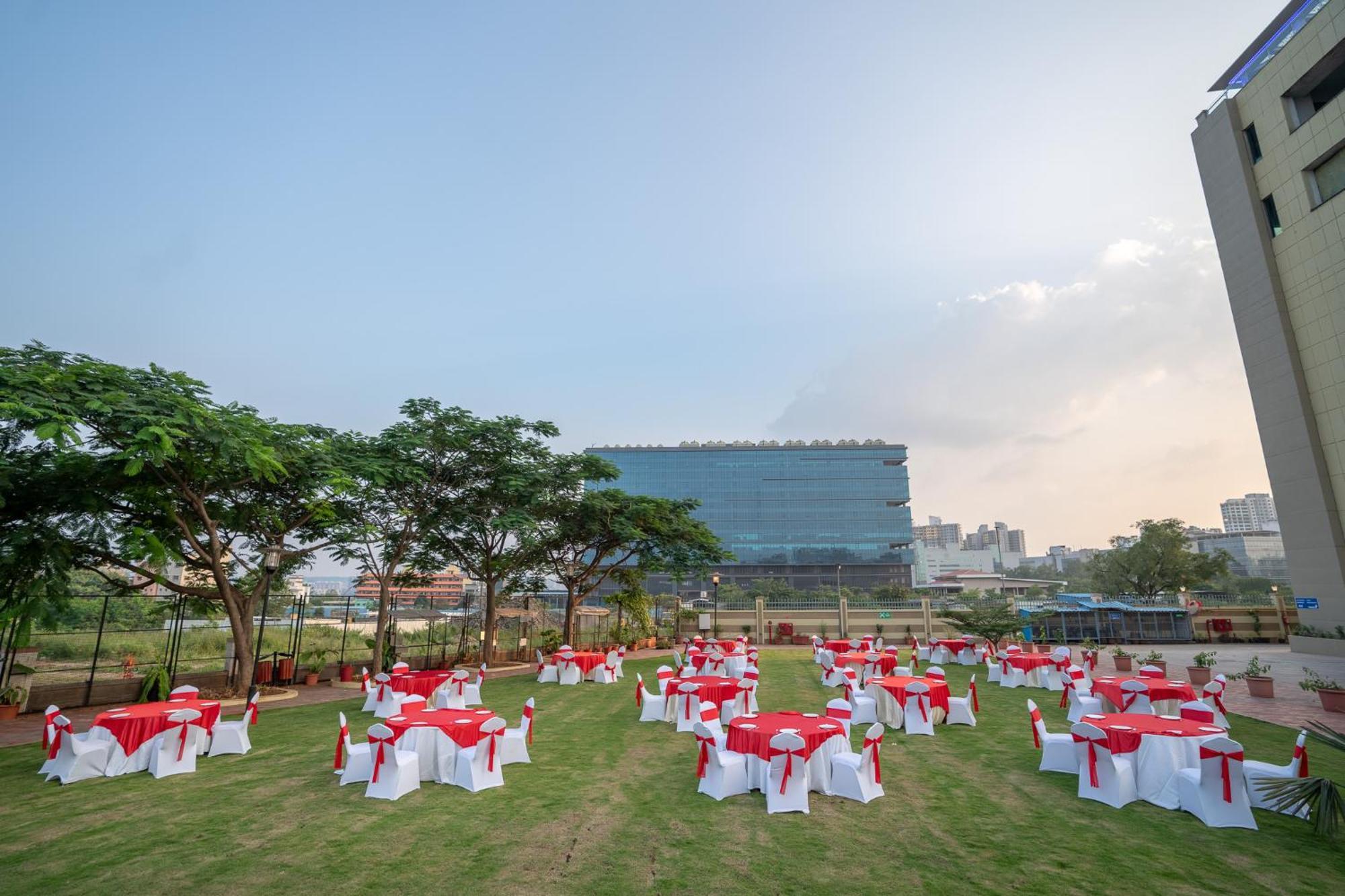Radisson Blu Pune Hinjawadi Pimpri-Chinchwad Exterior foto