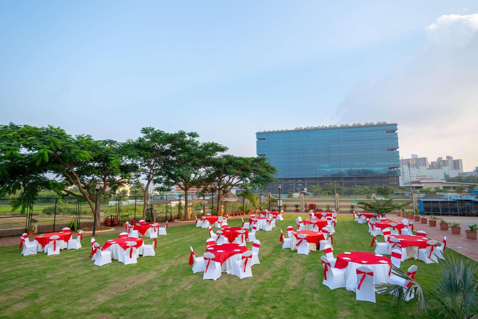 Radisson Blu Pune Hinjawadi Pimpri-Chinchwad Exterior foto